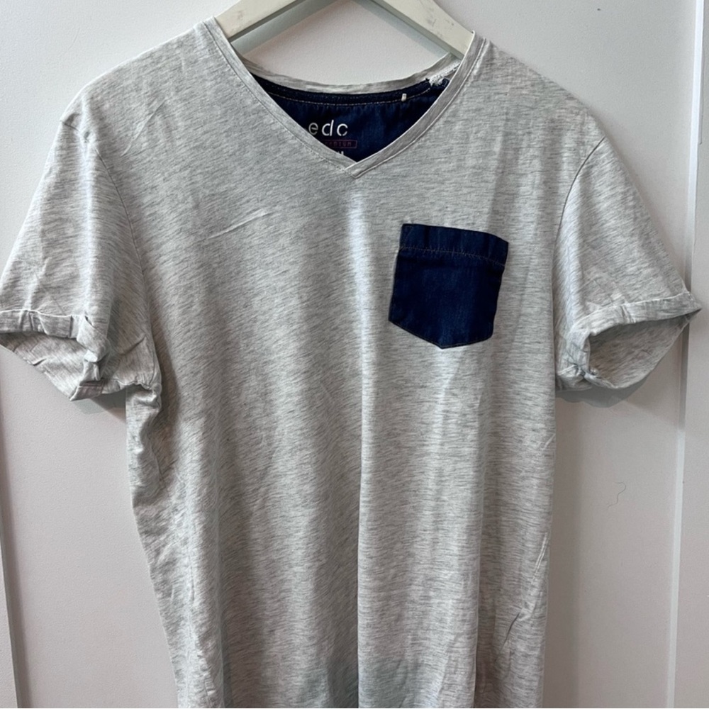 Bundle of 4 Men's Polo and T-Shirt Set - White, Gray, Black all size medium - Picture 6 of 9